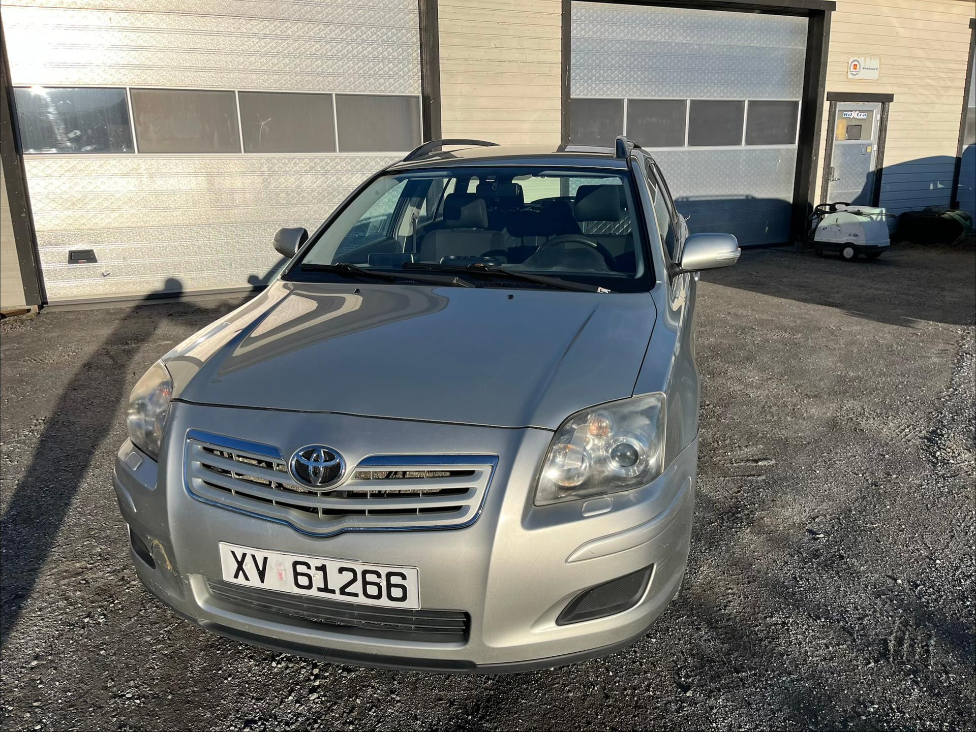 avensis grå